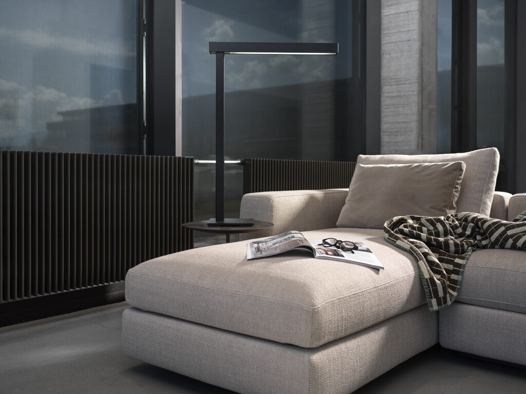 Die gottardo Serie T Tischleuchte mit Boost-Modus und indirektem Licht lässt ermüdungsfrei lesen.